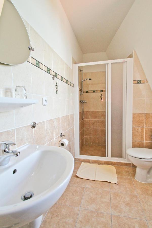 Hotel Cisar Ferdinand Loket Szoba fotó