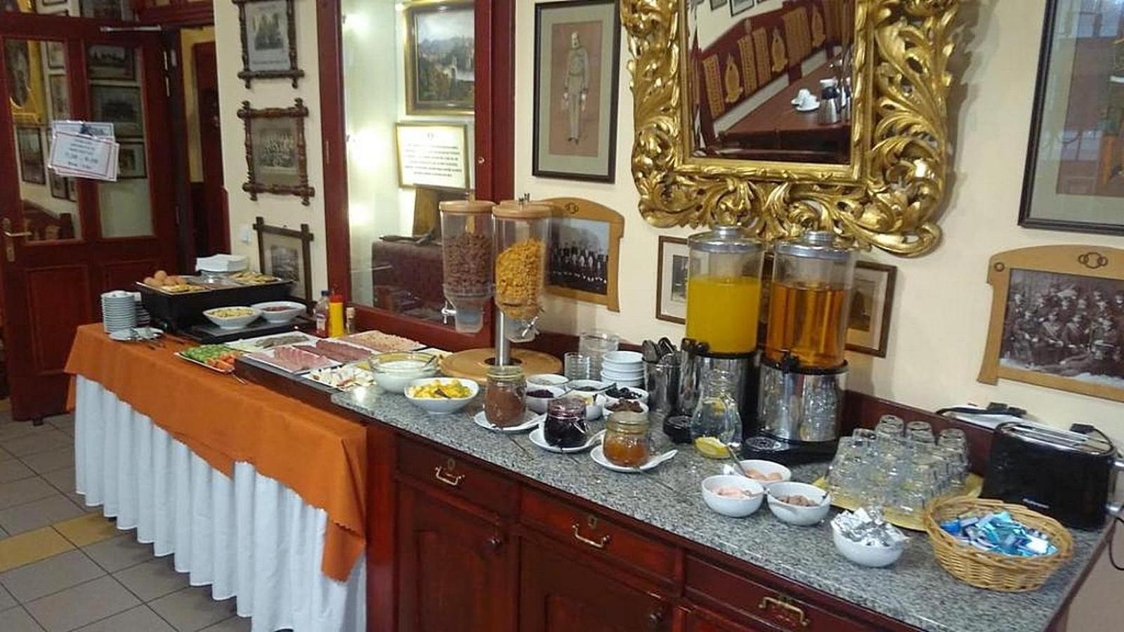 Hotel Cisar Ferdinand Loket Kültér fotó