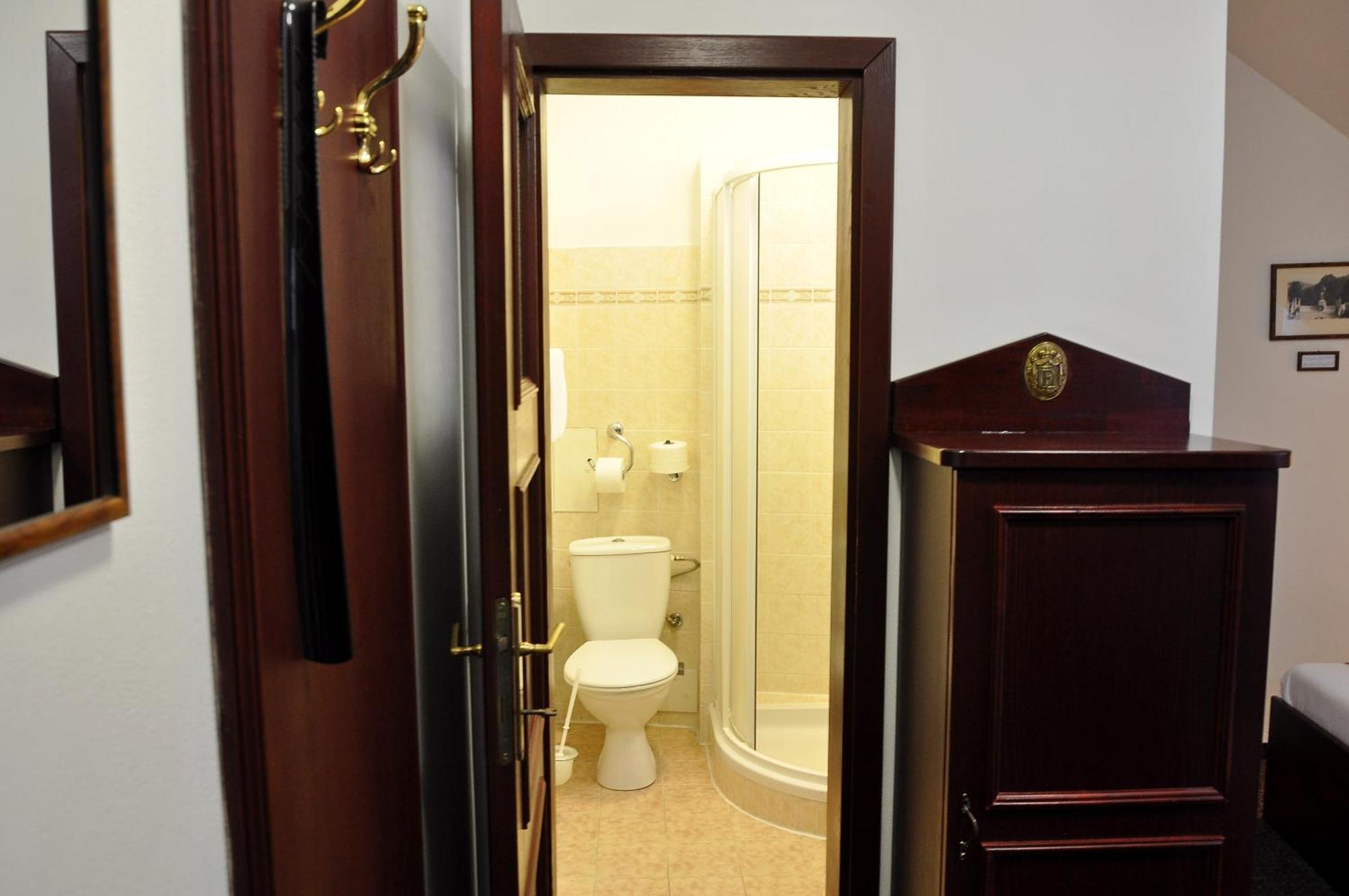 Hotel Cisar Ferdinand Loket Szoba fotó